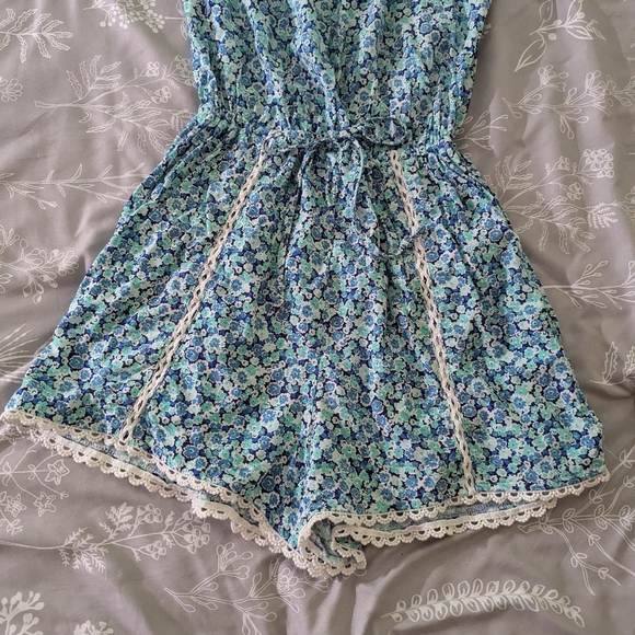 Hollister blue floral romper - Picture 3 of 6